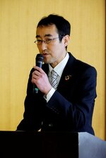 深紫外ＬＥＤの高出力化と長寿命化を実現する新技術について説明する原田社長＝５日、鳥取市本町３丁目の鳥取産業会館