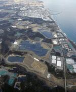 　福島県大熊町の中間貯蔵施設。奥は東京電力福島第１原発＝２０２４年２月