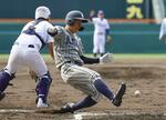 　敦賀気比―滋賀短大付　１回裏敦賀気比１死満塁、岩崎の右前打で生還する二走上加世田＝甲子園