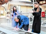 湯村温泉の源泉「荒湯」で卵をゆがくウクライナからの避難民ら＝２８日、新温泉町湯