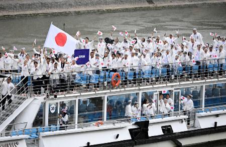 　セーヌ川を船でパレードする日本選手団＝７月２６日、パリ（共同）