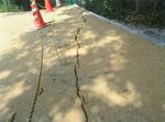 　西日本豪雨の際、松山城天守付近の道路に生じた亀裂＝２０１８年７月、松山市（同市提供）