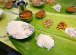 　インド南部チェンナイの地元食堂では、机の上にじかに敷いたバナナの葉の上に白米やおかずをのせていた＝２０２４年５月（共同）