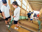 ＪＲ淀江駅をボランティア清掃する生徒と児童ら