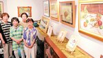 いくつもの和紙を重ねた色彩豊かな作品が並ぶ展示会場