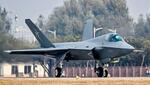 　中国軍が５日に公開した空軍の新型ステルス戦闘機「殲３５」（新華社＝共同）