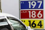 　レギュラーガソリンが１リットル当たり１８６円の価格を示すガソリンスタンドの表示＝３０日午後、東京都内