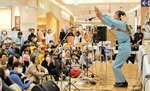 「パチモク」の演奏を披露する明和電機の土佐さん（右）＝１５日、鳥取市晩稲のイオンモール鳥取北