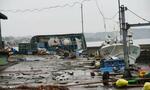 　港で陸に打ち上げられた船＝３日午後、石川県珠洲市