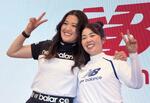 　イベント後、撮影に応じる女子ゴルフの山下美夢有（右）と稲見萌寧＝１４日、袖ケ浦ＣＣ袖ケ浦