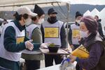 　石川県輪島市の避難所で炊き出しをする（左から）相葉雅紀さん、国分太一さん、東山紀之さん＝１４日午前