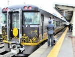 伝統的な色を再現した車体が特徴的な観光列車「はなあかり」＝６日、ＪＲ浜坂駅