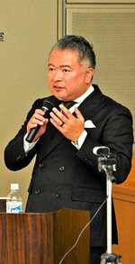 働き方の見直しについて話す新田代表＝１０日、鳥取市のとりぎん文化会館