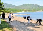 海岸に漂着したごみなどを拾い集める参加者＝２８日、香美町香住区のしおかぜ公苑