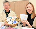 森林浴茶を開発した小林さん（左）と中村さん＝香美町の香住文化会館