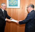 中村町長（右）に答申書を手渡す谷口委員長＝１２日、日南町役場