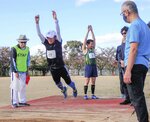 全国移植者スポーツ大会で立ち幅跳びの記録を競う参加者たち＝１０月２８日、堺市南区