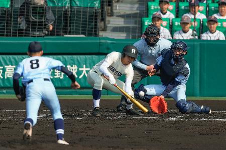 　広島商―横浜清陵　１回裏広島商１死一、三塁、藤田が捕前にスクイズを決める。投手小原、捕手高山＝甲子園