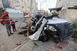 　７日、パレスチナ自治区ガザ南部ラファで、イスラエル軍の攻撃により壊れた車を見る人＝７日（ロイター＝共同）
