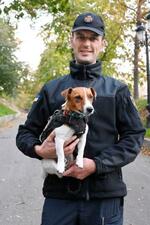 　爆発物探知犬パトロンと飼い主のミハイロ・イリエフさん＝１０月１４日、キーウ（共同）
