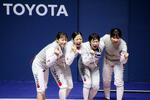 　女子フルーレ団体　３位決定戦で米国に勝ち、銅メダルに輝いた日本（左から東晟、菊池、宮脇、上野）＝ミラノ（共同）