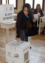 　１５日、エクアドル・キトで投票する有権者（共同）
