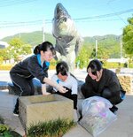 水木しげるロードで草を取る参加者