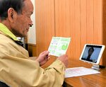 タブレット端末を使って診療を受ける患者役の住民＝１１月２８日、鳥取市佐治町津野