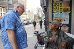 　米ニューヨークの街角で、顔見知りのホームレスの女性と話すマーク・ホーバスさん（左）＝６月（共同）
