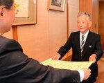 大臣表彰の表彰状を受け取る坂田さん＝２６日、鳥取県庁