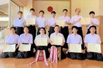 個人男子で皆中し優勝した大石幸司（前列左から４人目）や、個人、団体で入賞した選手ら＝鳥取市弓道場