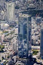 　麻布台ヒルズの超高層ビル「森ＪＰタワー」（手前）＝８月、東京都港区