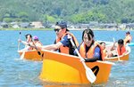 ゴールを目指して懸命にたらいをこぐ参加者＝２２日、香美町香住区七日市の香住浜海水浴場