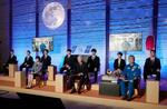 　国際宇宙ステーションに滞在中の古川聡宇宙飛行士（モニター）と交信する（前例左から）高市宇宙政策相、盛山文科相、宇宙飛行士の若田光一さん＝１１日夜、首相官邸