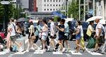 　７月、気温が上昇した東京・銀座を行き交う人たち