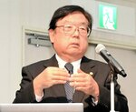 講演する池田氏＝１１日、鳥取市富安２丁目の日本海新聞ビル５階ホール