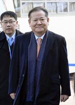 　１１日、証人出廷するため韓国憲法裁を訪れた李祥敏前行政安全相（右）＝ソウル（共同）