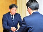 伊木市長に答申書を手渡す森田会長（左）＝１月３１日、米子市役所