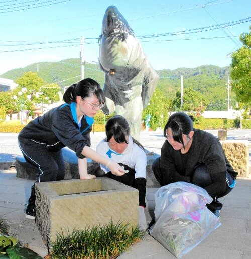 水木しげるロードで草を取る参加者