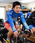 「マシンをこぎ続ける単調な練習も楽しい」と自転車をこよなく愛する吉田奏太＝倉吉西高