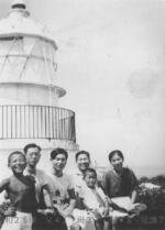 　１９５１年に撮影された、釣島灯台前での家族写真。右から２人目が当時子どもだった高山征雄さん＝松山市（本人提供）
