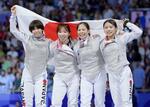 　女子フルーレ団体で銅メダルを獲得し喜ぶ日本。左から宮脇花綸、上野優佳、菊池小巻、東晟良＝パリ（共同）