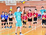 児童の前でボールを操る技術を披露する唐川選手