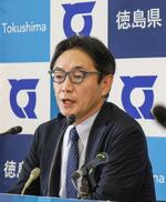 　記者会見で「四国の右下」の変更理由を説明する徳島県の後藤田正純知事＝５月、県庁