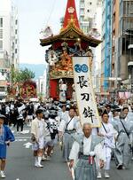 　京都・祇園祭前祭の「山鉾巡行」で、四条通を進む先頭の長刀鉾＝１７日午前