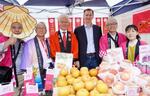 　１日、英ロンドン中心部のトラファルガー広場で開催された「ジャパン祭り」で、福島の露店を訪れたハント英財務相（右から３人目）ら（共同）