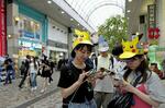 　「ポケモンＧＯフェスト２０２４」が開幕した仙台市で、ゲームを楽しむ人たち＝３０日午後