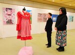 学生による多彩な表現が楽しめる展示会場＝１１日、倉吉市のエースパック未来中心