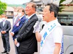 公示から３日目で初めて鳥取県に入り、八頭町内でマイクを握る青木氏（右）＝２０２２年６月２４日、八頭町宮谷