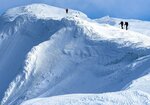 隣り合わせ　雪の大山は危険と隣り合わせ。稜線にせり出した雪庇には注意が必要だ（８合目付近）